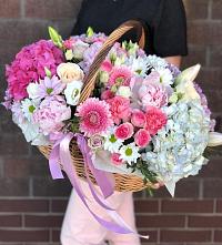 Композиция солнечный день в Глухово Цветочная композиция из Розы, Хризантемы, Пионы и Лизиантусы в корзине в Глухово