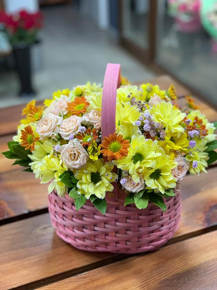 Цветочная композиция из Хризантемы и Розы в корзине в Глухово