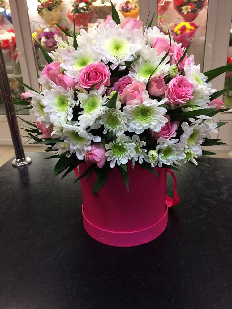 Цветочная композиция из Розы и Хризантемы в шляпной коробке в Глухово