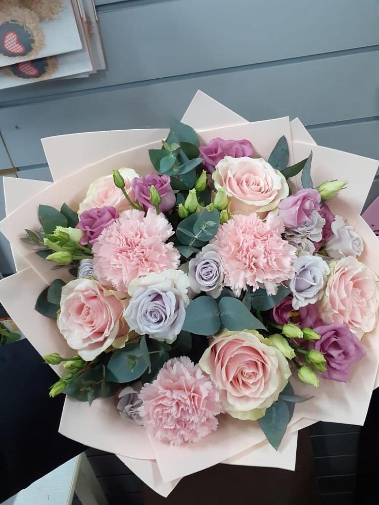 Букет цветов из: Розы, Гвоздики и Лизиантусы в Глухово